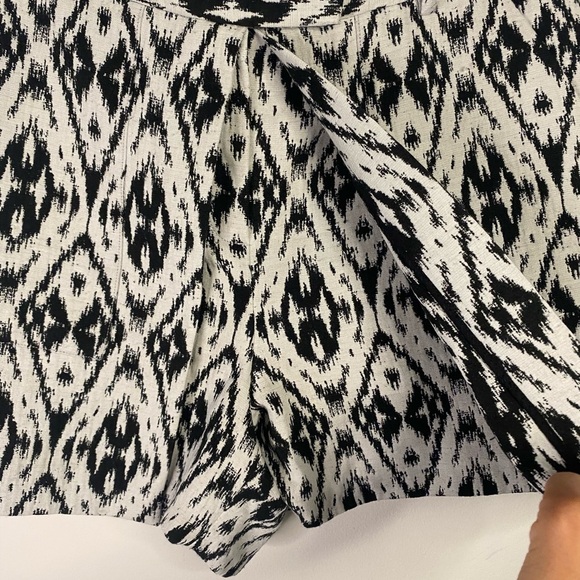 Theory Black and White Dress Shorts With Skirt Front Size 6 Preppy Classic - Picture 10 of 13